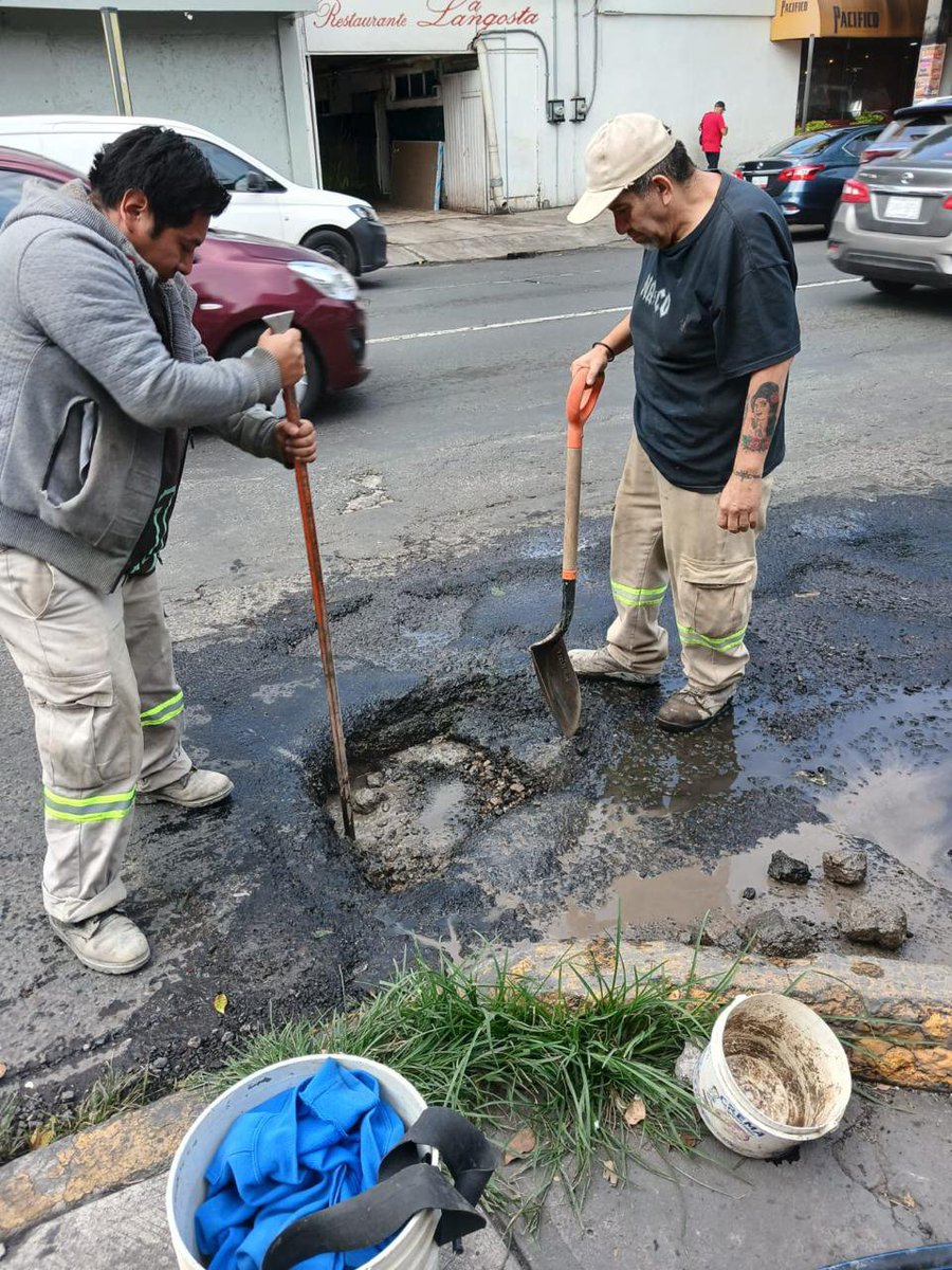 A_VCarranza's tweet photo. ¡Buenos días! ☀️

💧🚧Estamos construyendo una mejor comunidad. Realizamos la reparación de una fuga de agua en la esquina de Lorenzo Boturini y La Viga, en la colonia Lorenzo Boturini, para mejorar los servicios y cuidar este importante recurso.

#ObrasYDesarrolloUrbano https://t.co/ohbGJkSLYS
