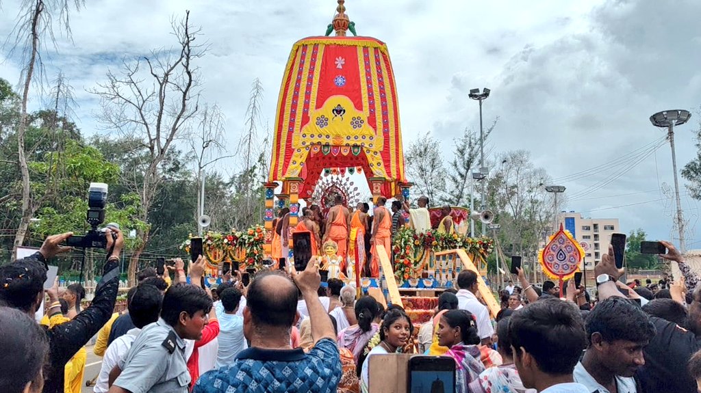 CoContai's tweet photo. শ্রী শ্রী জগন্নাথ কালচারাল সেন্টার, দীঘা দ্বারা আয়োজিত পবিত্র রথযাত্রার শুভ সূচনা করেন  মাননীয় শ্রী শিশির অধিকারী, সম্মানীয় প্রাক্তন কেন্দ্রীয় গ্রামোন্নয়ন মন্ত্রী এবং অন্যান্যরা। এই রথযাত্রা উপলক্ষে সেবা শিবির থেকে বন দপ্তর কর্তৃক জনসাধারণদের চারা গাছ বিতরণ করা হয়। https://t.co/SK6h0l1AuL