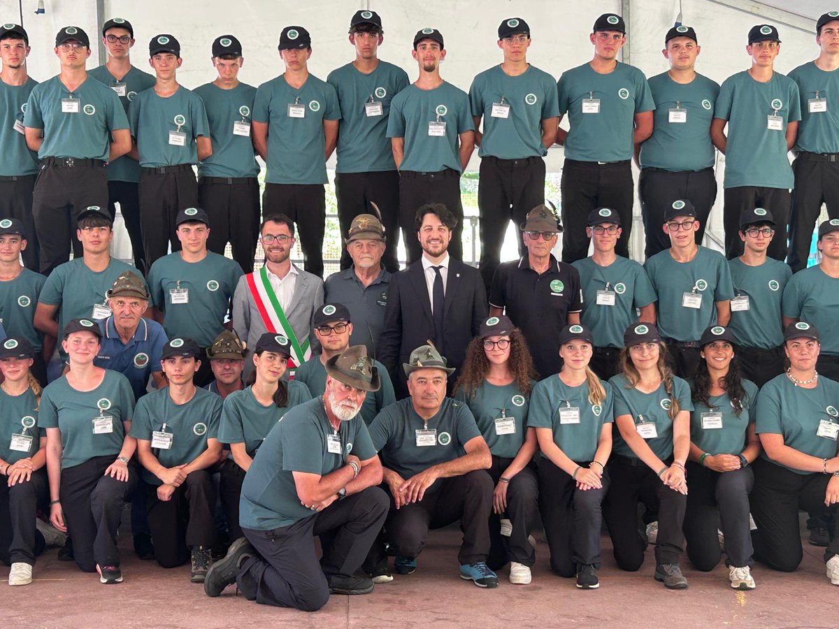ana_web's tweet photo. Il presidente della Regione del Veneto in visita al Campo Scuola di #Enego 🔗https://t.co/BFwZ8Io27J via @lalpino.net #alpini #campiscuola #associazionenazionalealpini #veneto #regioneveneto https://t.co/fHFU2doXDw