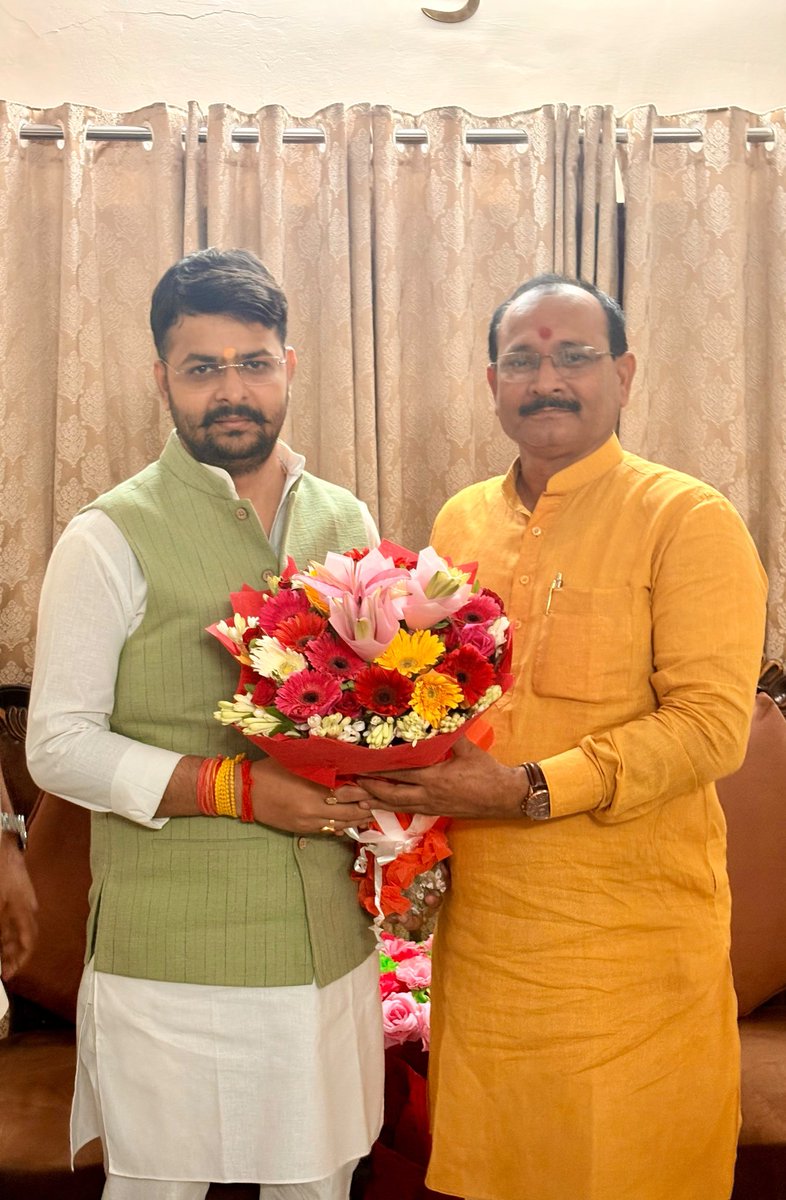rishikantraibjp's tweet photo. @BJYM4UP के नवनियुक्त ऊर्जावान प्रदेश अध्यक्ष श्री @irohitmishrabjp जी से शिष्टाचार मुलाकात कर नवीन दायित्व की बधाई व शुभकामनाएं दिया।।
#rishikantrai #rishikantraibjp
#upcsff #bjp4up https://t.co/V9ILsdlPju