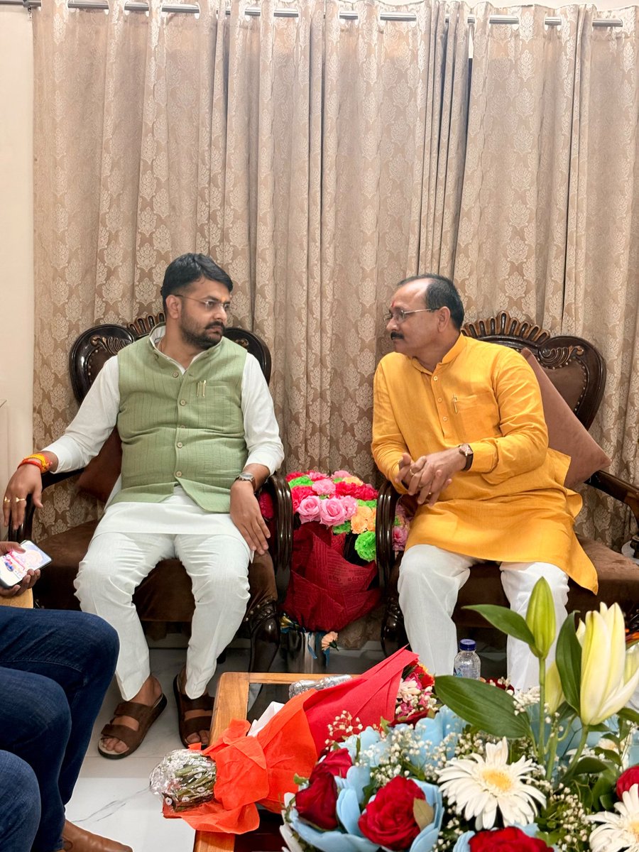 rishikantraibjp's tweet photo. @BJYM4UP के नवनियुक्त ऊर्जावान प्रदेश अध्यक्ष श्री @irohitmishrabjp जी से शिष्टाचार मुलाकात कर नवीन दायित्व की बधाई व शुभकामनाएं दिया।।
#rishikantrai #rishikantraibjp
#upcsff #bjp4up https://t.co/V9ILsdlPju