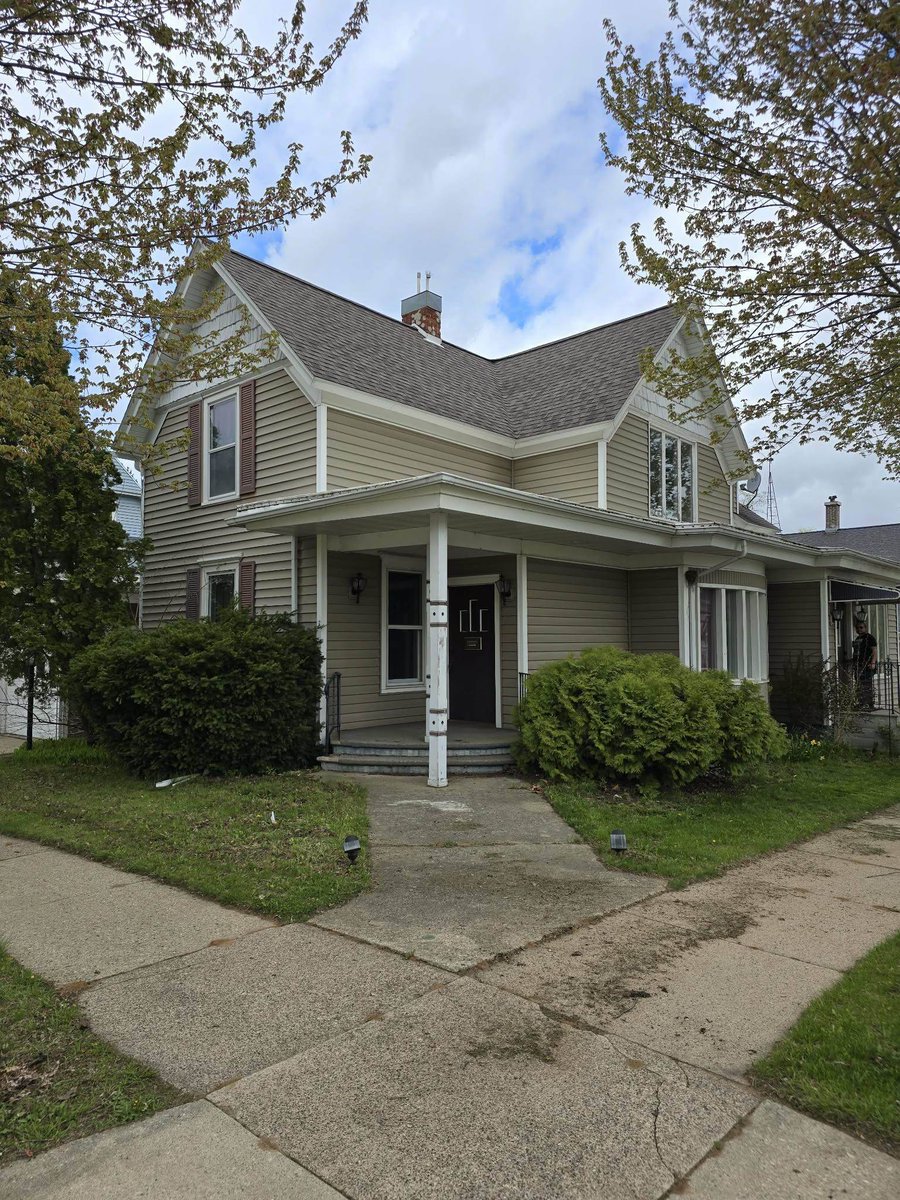 kthomas5311's tweet photo. ✨ Historic charm in Berlin!  

Spacious home attached 2-car garage. Layout adapts to your life—home business.
Contact Kim at 920-376-4126 or kimberly.buchanan@beiserrealty.com  
Tour: https://t.co/VIhfifBJmf #BerlinWIHomes https://t.co/4Ct4UTPOVz