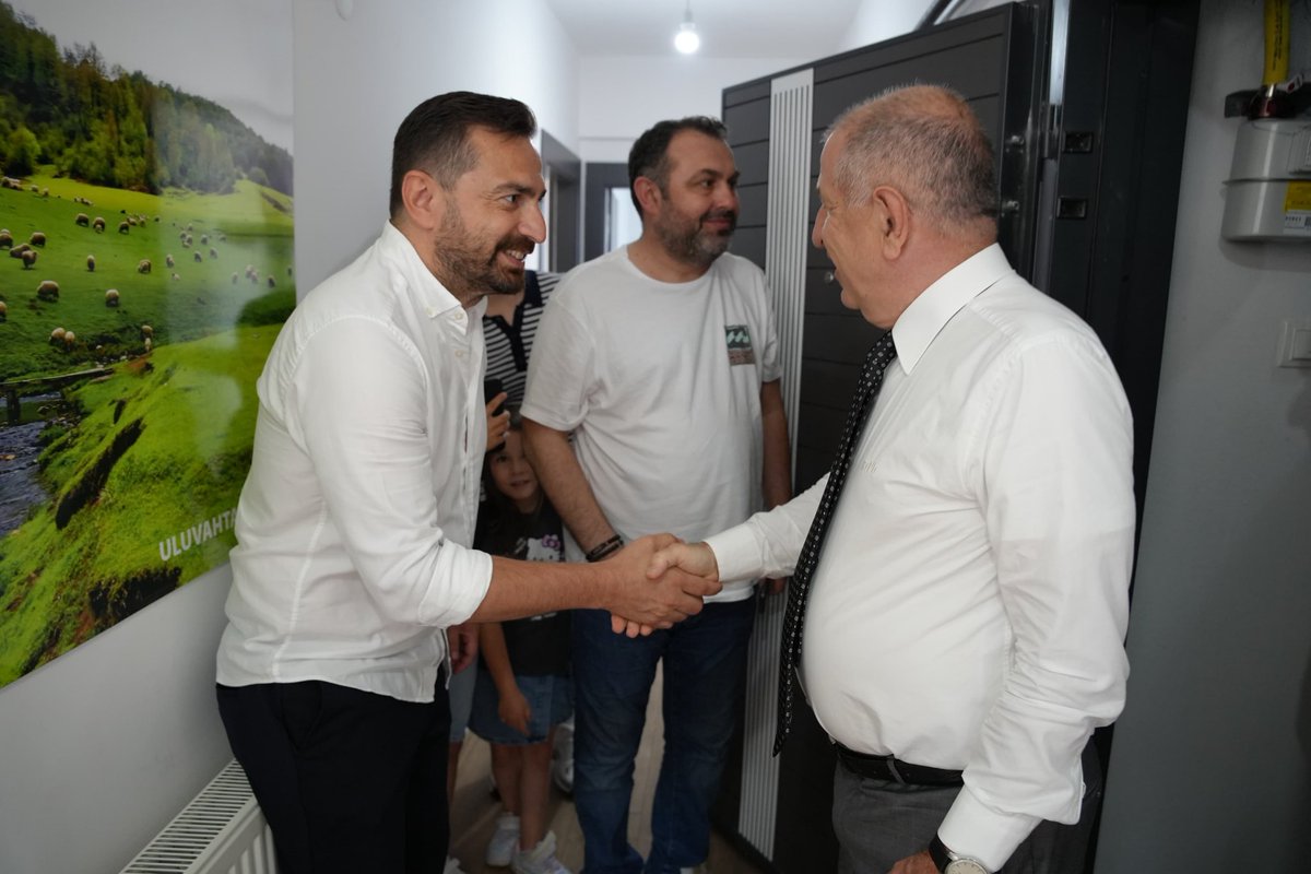 umitozdag's tweet photo. Zafer Partisi olarak 2 gündür devam eden Ordu programımızı Hürriyetçi Eğitim Sendikası Ordu Şubesi üyesi eğitimcilerimizi ve Şube başkanı Sayın Hakan Ankun'u ziyaret ederek tamamladık.

Emekçiden yana gibi görünüp patrondan yana görünen sarı sendikalara karşı işçinin memurun emekçinin hakkını savunan sendikaların faaliyetleri Türkiye açısından umut vericidir.

Eğitim başta olmak üzere her alanda bu tür sendikaların sayısının artmasını diliyor, misafirperverlikleri için Hürriyetçi Eğitim Sendikası Ordu Şube Başkanı Sayın Hakan Ankun ve üyelerine şükranlarımı sunuyorum.
