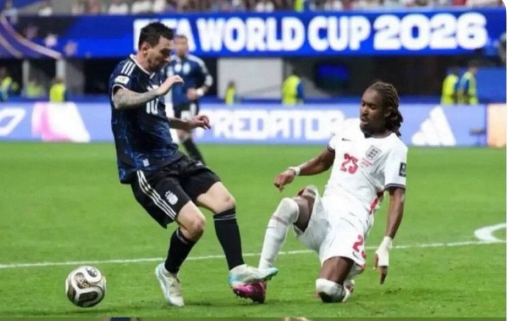 ___magnosou's tweet photo. engraçado... contra egito, o VAR chamou pra análise um toque LÁ atrás antes do gol, mas esse aqui uns segundos antes o VAR simplesmente sumiu 🤔

sem contar que nao mostraram replay de messi voltando do toque de escanteio

tem coisas que só acontecem pra argentina, estranho 👀 https://t.co/ldqEf0AsQL