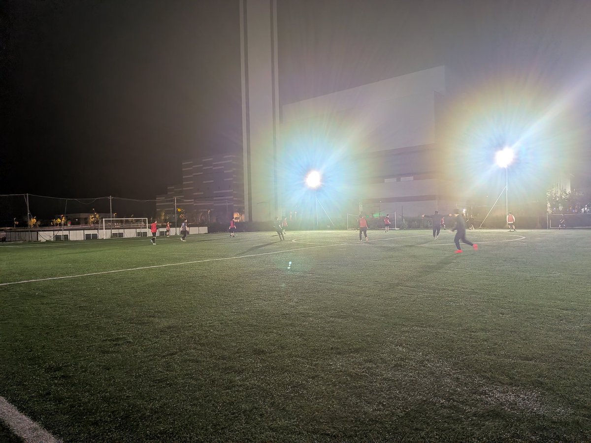 msukeeagles's tweet photo. 札幌で外サッカー⚽️

私の所でボール失いまくって味方に大迷惑掛けました！苦笑

久々でしたが、屋外でのボール蹴りは、室内とは違う爽快感があるので定期的にやりたいなぁ〜

私以外の味方は殆ど20代でした苦笑
僕のミスカバーしてくれてありがとう♥笑 https://t.co/1K6sLLz1CG
