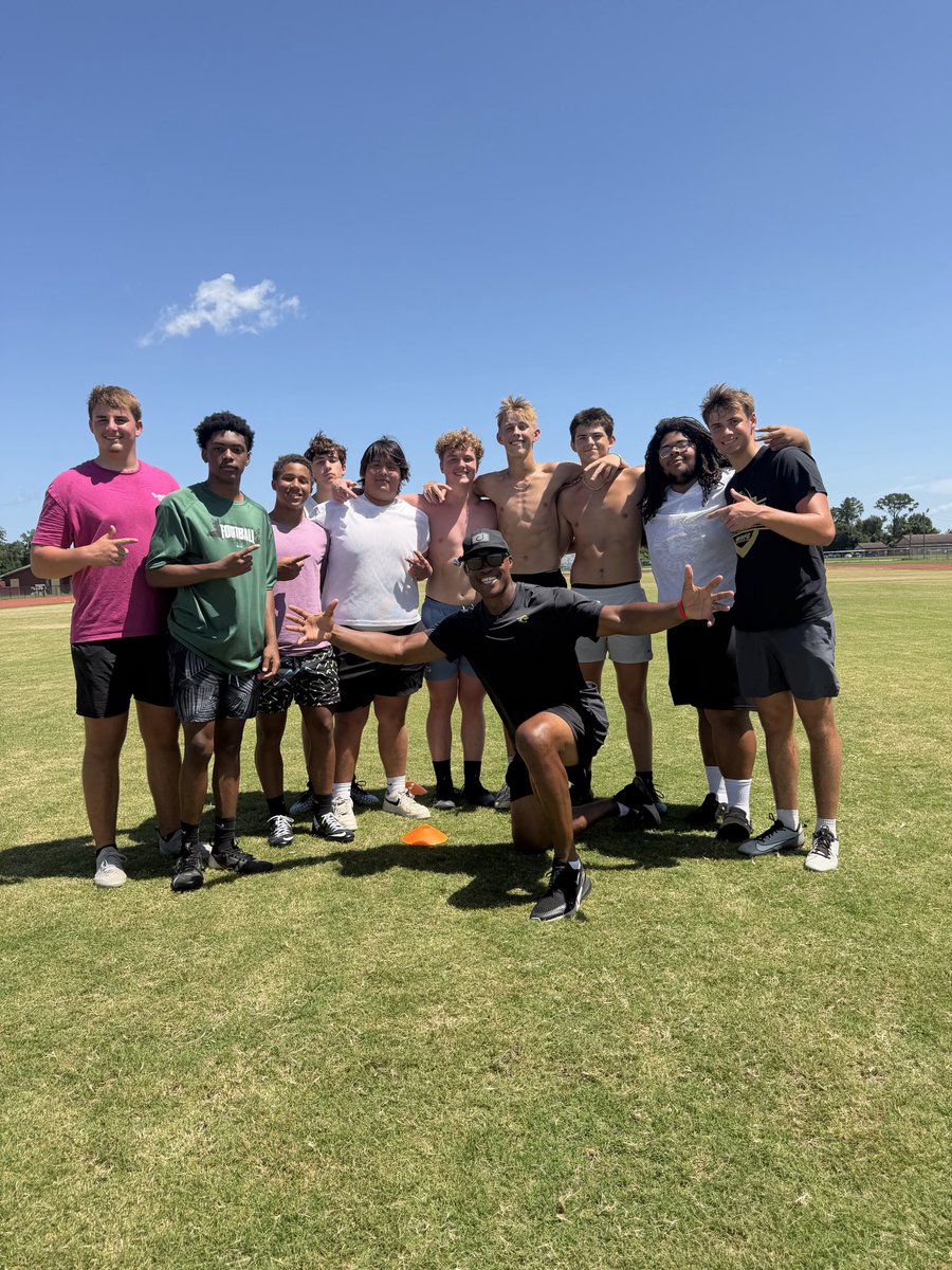 HenryBurris's tweet photo. @A1R_Academy road session — Bristol, Florida.
@HarrWylder brought his @LCBulldogFB teammates out and the whole squad put in work.
That’s leadership. That’s what EARNED NOT GIVEN looks like.
Bulldogs — season is coming. You’re ready. 🏈
https://t.co/zGJLVnT9j6
#QBTraining https://t.co/3uQbXf51Gs