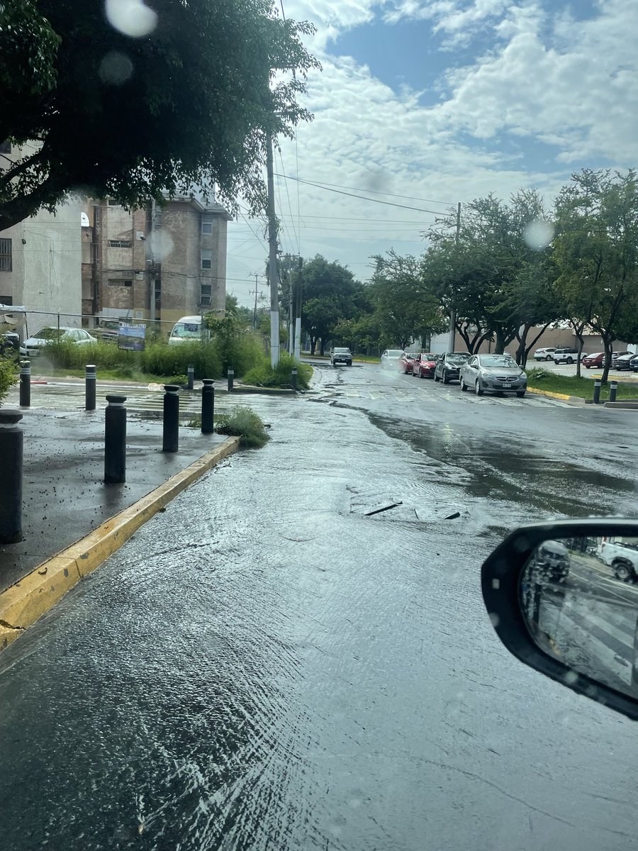 ChicoYetix's tweet photo. Un llamado a @Linea_Zapopan @siapagdl  para atender la fuga de drenaje, a cielo abierto sobre av Tepeyac desde Siapa en av Tchaikovsky Plaza Guadalupe y corre hasta el tianguis del Sol que lleva cuatro días @zona3noticias @informador  @ZapopanGob @Trafico_ZMG @muralcom https://t.co/T75ibuGNdW