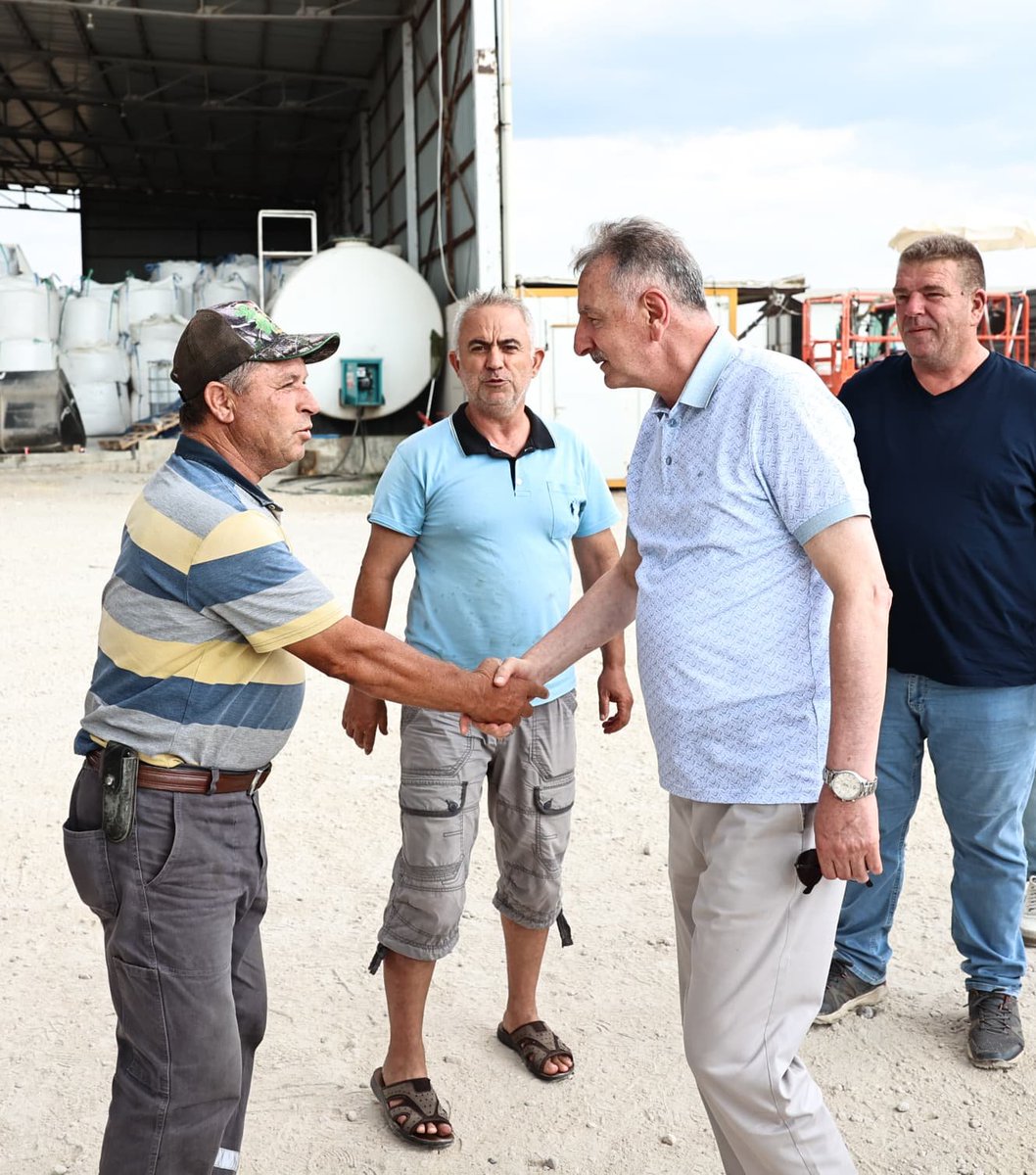 Ahmet_Guldal's tweet photo. 📍 Uzunköprü Ajans Amirliği Merkez Alım Noktamızı ziyaret ettik.

🌾 Bereketli bir hasat sezonunun yaşandığı bu dönemde, ülkemiz genelindeki alım noktalarımızda olduğu gibi Uzunköprü’de de üreticilerimizden yoğun ürün arzı gerçekleşiyor.

📈 Üreticilerimizin yoğun ilgisiyle karşılandığımız ziyarette; hasat süreci, verim, kalite ve rekolteye ilişkin değerlendirmelerde bulunarak merak edilen konulara açıklık getirdik.

🤝 Ziyaretimiz sırasında hazır bulunan Uzunköprü Ziraat Odası Başkanı Sayın Cemal Durmaz’a, değerli üreticilerimize ve özveriyle görev yapan personelimize teşekkür ediyorum.