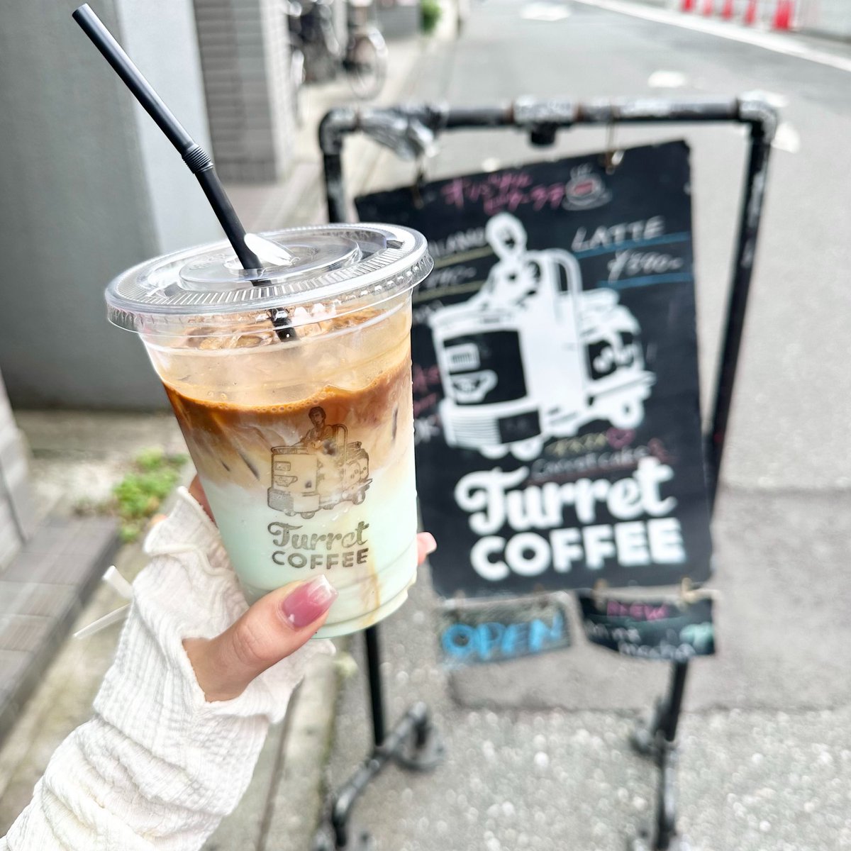 coco_home__'s tweet photo. 築地駅すぐ近くの路地裏にあるTurret Coffeeのアイスカフェラテ、今まで飲んだ中で1番美味しい。1杯1杯丁寧に淹れてくれるのに500円台、超濃厚なのに苦味も少なく飲みやすい。口コミ良いし、いつも混んでる(海外で有名なのか海外の方が多い！)シーズナルドリンクのミントラテも激うまなので絶対飲んで https://t.co/JZQEms8gAI