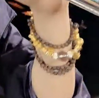 sunrabbit__'s tweet photo. Actually my focus is on this bracelet🧐 https://t.co/3W2hG1C6Om