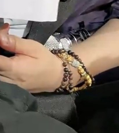 sunrabbit__'s tweet photo. Actually my focus is on this bracelet🧐 https://t.co/3W2hG1C6Om