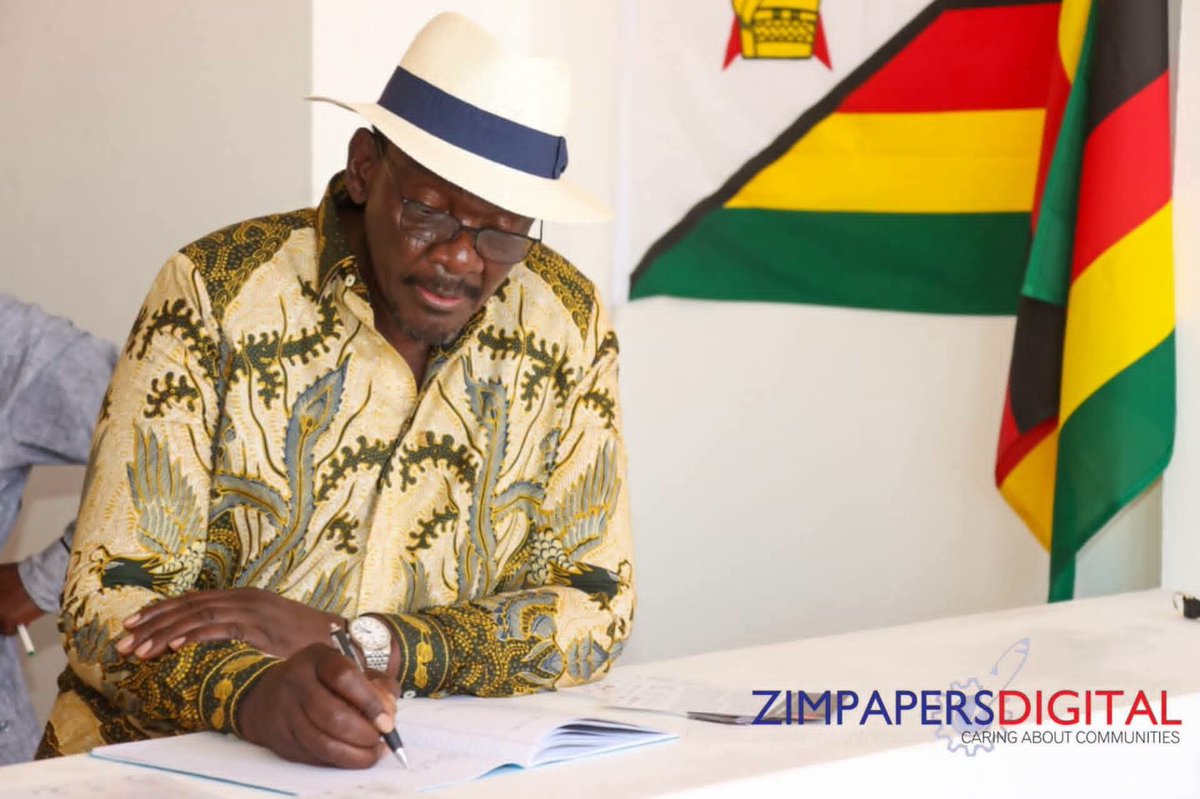 MinSport_ArtsZw's tweet photo. Vice President Dr Kembo Mohadi today toured the Zimbabwe Pavillion, where five Zimbabwean artists are showcasing their artworks at the ongoing 61st International Art Exhibition of La Biennale di Venezia. He was accompanied by @MinSport_ArtsZw Minister A.N Sanyatwe, https://t.co/WcYRitONDr