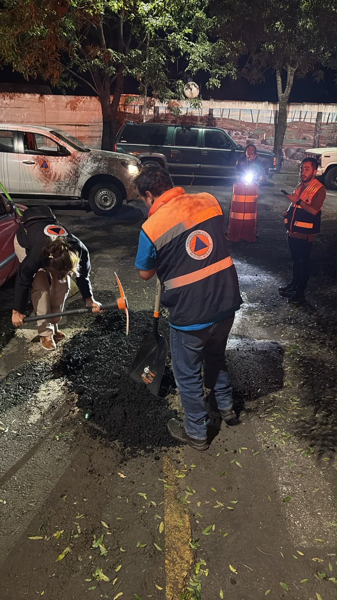 mauriciotabe's tweet photo. Ni un bache sin atender. 👊🏻

Los #AntiBachesMH siguen en marcha recorriendo las colonias de Miguel Hidalgo.

Dejamos el escritorio para salir a las calles, reparar baches y tener calles de primera. https://t.co/Ots14AytBc