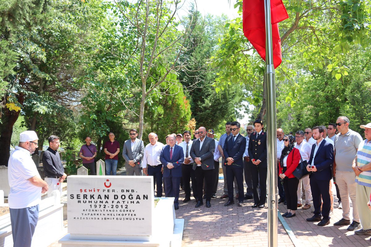 MuratliKAYMKMLK's tweet photo. 15 Temmuz Demokrasi ve Milli Birlik Günü 10. Yıldönümü Anma Etkinlikleri, 15 Temmuz 2026 Çarşamba günü saat 12.00’ da Şehitlik ziyareti ile başladı. Kuran-ı Kerim tilaveti ve Şehitlerimiz için yapılan duanın ardından Şehit kabirleri ziyaret edilerek çiçek bırakıldı. Ardından, https://t.co/HXDyoRDPM8