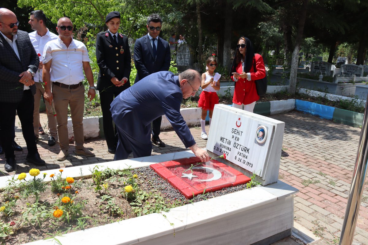 MuratliKAYMKMLK's tweet photo. 15 Temmuz Demokrasi ve Milli Birlik Günü 10. Yıldönümü Anma Etkinlikleri, 15 Temmuz 2026 Çarşamba günü saat 12.00’ da Şehitlik ziyareti ile başladı. Kuran-ı Kerim tilaveti ve Şehitlerimiz için yapılan duanın ardından Şehit kabirleri ziyaret edilerek çiçek bırakıldı. Ardından, https://t.co/HXDyoRDPM8