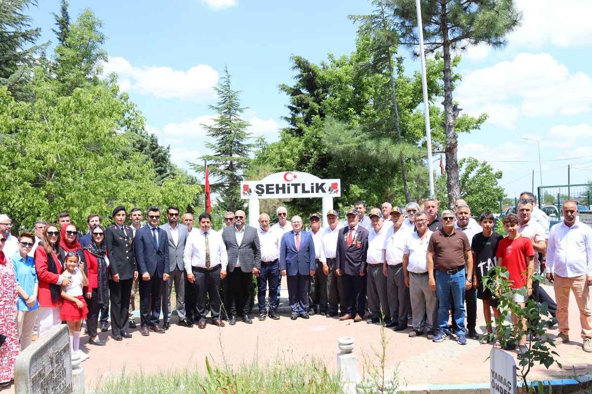 MuratliKAYMKMLK's tweet photo. 15 Temmuz Demokrasi ve Milli Birlik Günü 10. Yıldönümü Anma Etkinlikleri, 15 Temmuz 2026 Çarşamba günü saat 12.00’ da Şehitlik ziyareti ile başladı. Kuran-ı Kerim tilaveti ve Şehitlerimiz için yapılan duanın ardından Şehit kabirleri ziyaret edilerek çiçek bırakıldı. Ardından, https://t.co/HXDyoRDPM8