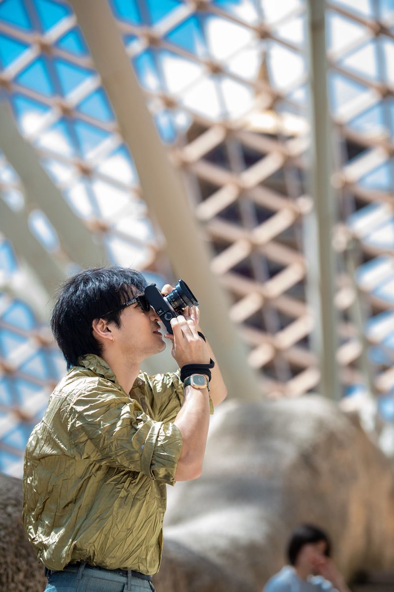 ApoSoQ's tweet photo. handsome photographer 📸 📸

#ApoNattawin https://t.co/bV4iKNsGlx