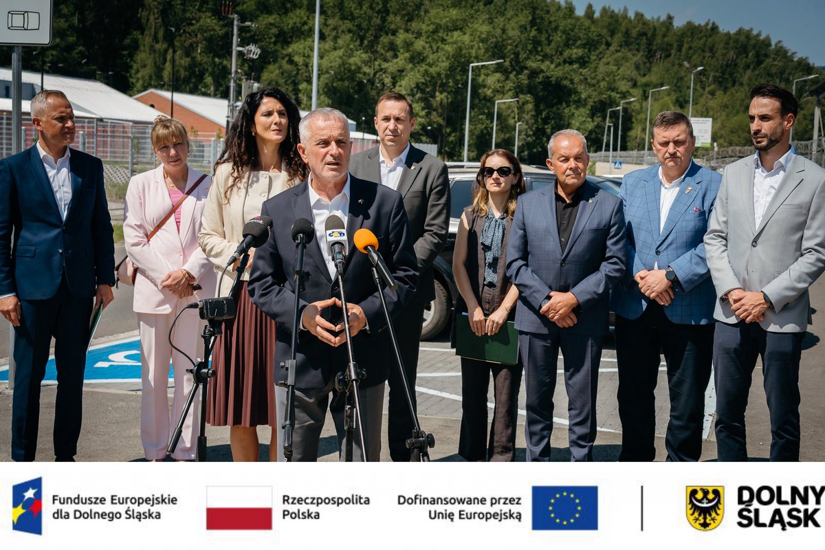 WalbrzychMM's tweet photo. Dziś uroczyście otworzyliśmy ul. Beethovena. Jesteśmy świadkami prawdziwej transformacji tej części Wałbrzycha. Tam, gdzie przez lata funkcjonowała Kopalnia Wałbrzych i rozciągał się niemal księżycowy krajobraz, powstaje nowoczesna przestrzeń dla mieszkańców.
To kompleksowa przemiana warta ponad 78 mln zł z dofinansowaniem ponad 50 mln zł 🇪🇺.  Nowa droga, nowoczesne schronisko dla zwierząt i powstająca baza MZUK pokazują, jak tereny pogórnicze zyskują nowe życie i nowe funkcje. @RomanSzelemej @AZabska @PawelGancarz @EUinWroclaw @Dolny_Slask @BudimexSA