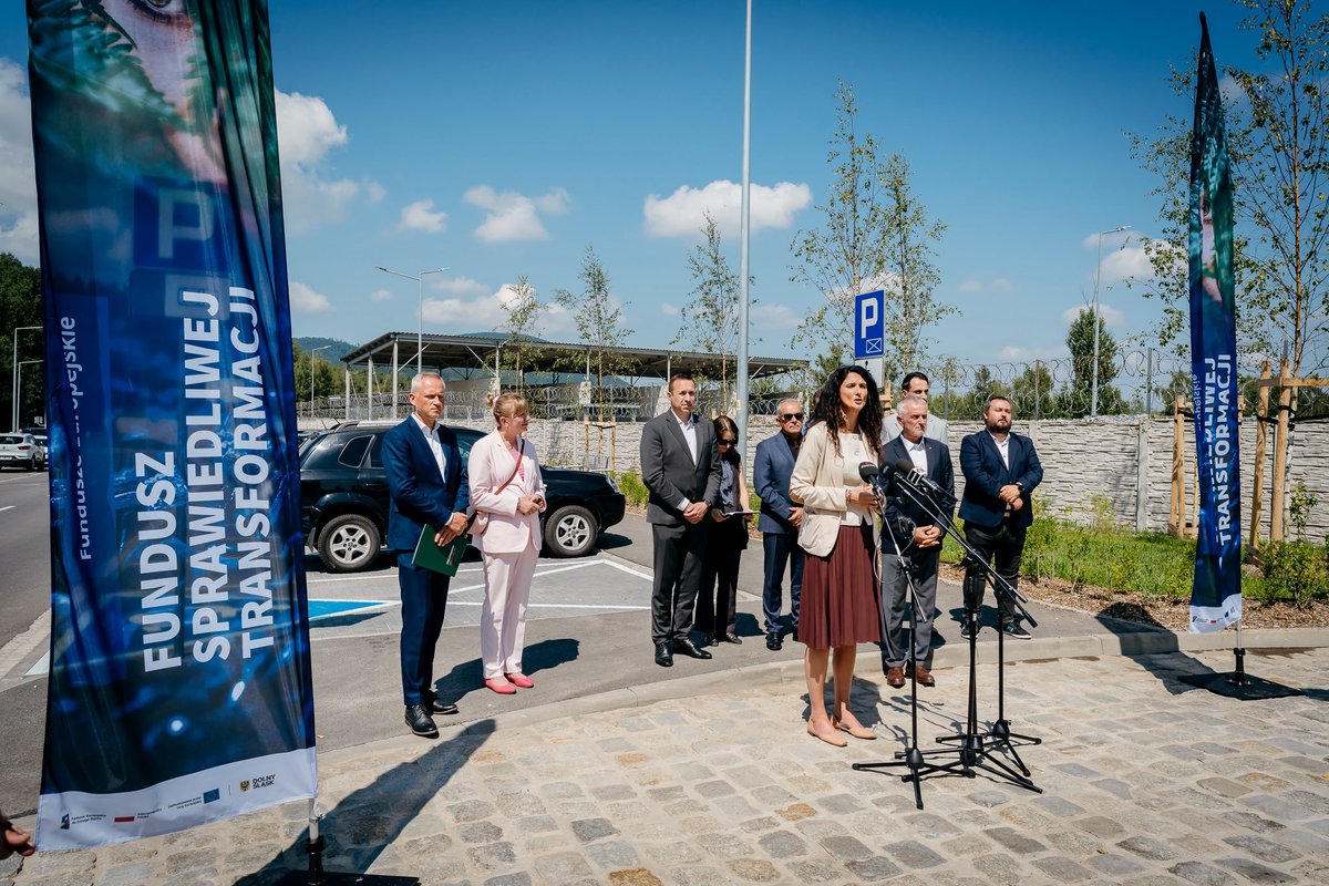 WalbrzychMM's tweet photo. Dziś uroczyście otworzyliśmy ul. Beethovena. Jesteśmy świadkami prawdziwej transformacji tej części Wałbrzycha. Tam, gdzie przez lata funkcjonowała Kopalnia Wałbrzych i rozciągał się niemal księżycowy krajobraz, powstaje nowoczesna przestrzeń dla mieszkańców.
To kompleksowa przemiana warta ponad 78 mln zł z dofinansowaniem ponad 50 mln zł 🇪🇺.  Nowa droga, nowoczesne schronisko dla zwierząt i powstająca baza MZUK pokazują, jak tereny pogórnicze zyskują nowe życie i nowe funkcje. @RomanSzelemej @AZabska @PawelGancarz @EUinWroclaw @Dolny_Slask @BudimexSA