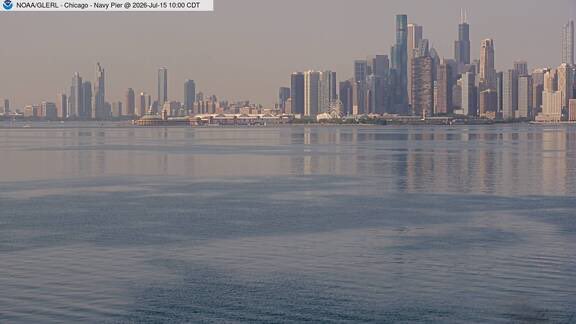 WindyCityWxMan's tweet photo. #Chicago has disappeared from the shores of Lake Michigan

It was there the last two days… https://t.co/lzyrLSJEnQ