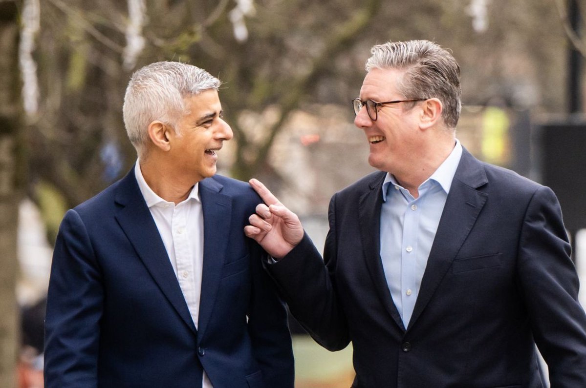 RachelD1892's tweet photo. Just when you thought Starmer couldn't do any more damage, we find out he has given Sadiq Khan a peerage and a seat in the House of Lords - in the resignation 'honours' list he promised he'd never make.
Sickening. https://t.co/M1sPh4VczV
