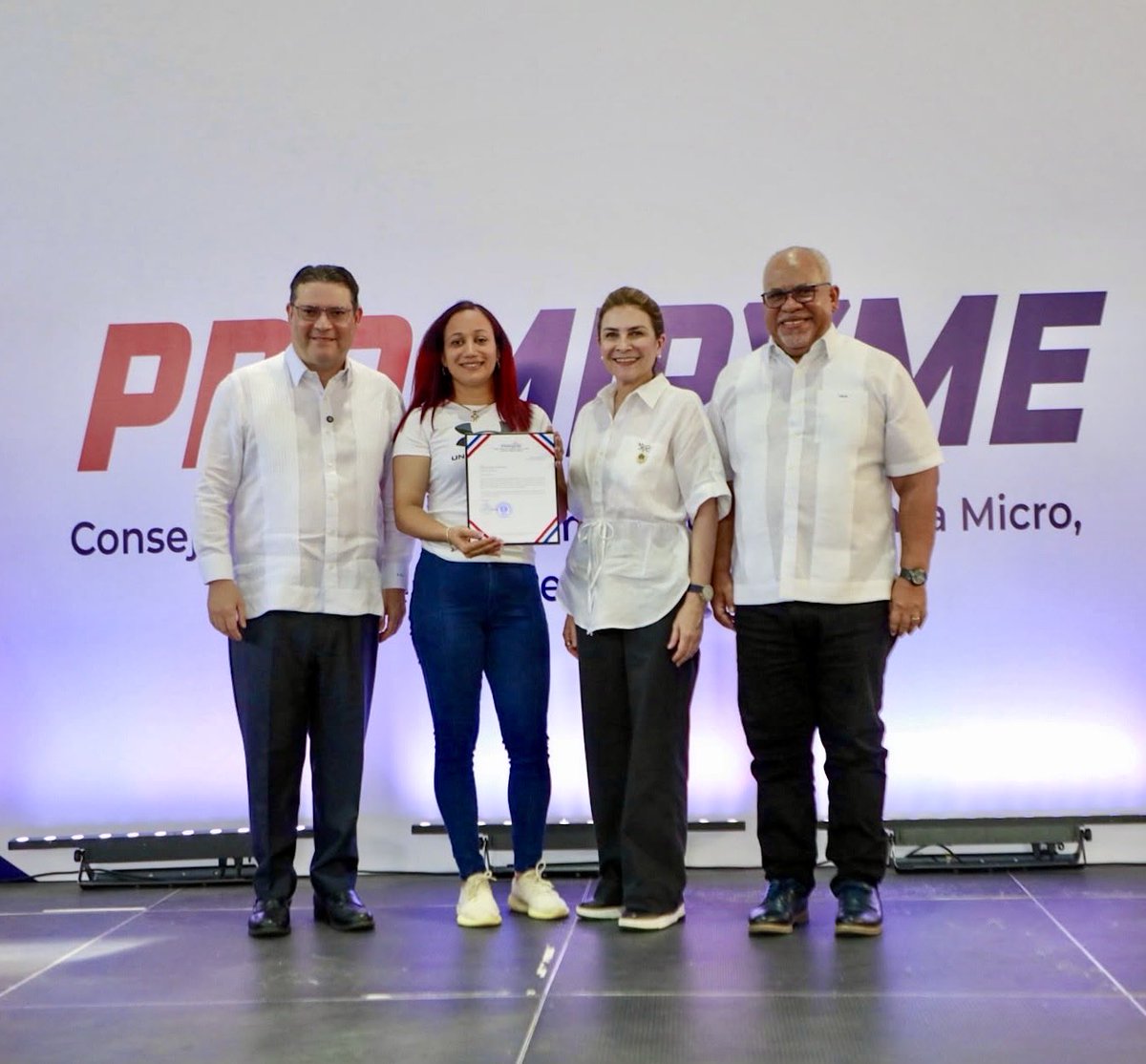 Fabriciogm13's tweet photo. En el Ensanche Capotillo, junto a mis queridos y admirados @SanzLovaton ministro @MIC_RD y @CarolinaMejiaG alcaldesa @AlcaldiaDN , durante la entrega de préstamos por RD$160 millones a 426 clientes. De este monto, 54% fue dirigido a negocios liderados por mujeres. @PresidenciaRD https://t.co/mmdtWroEBC