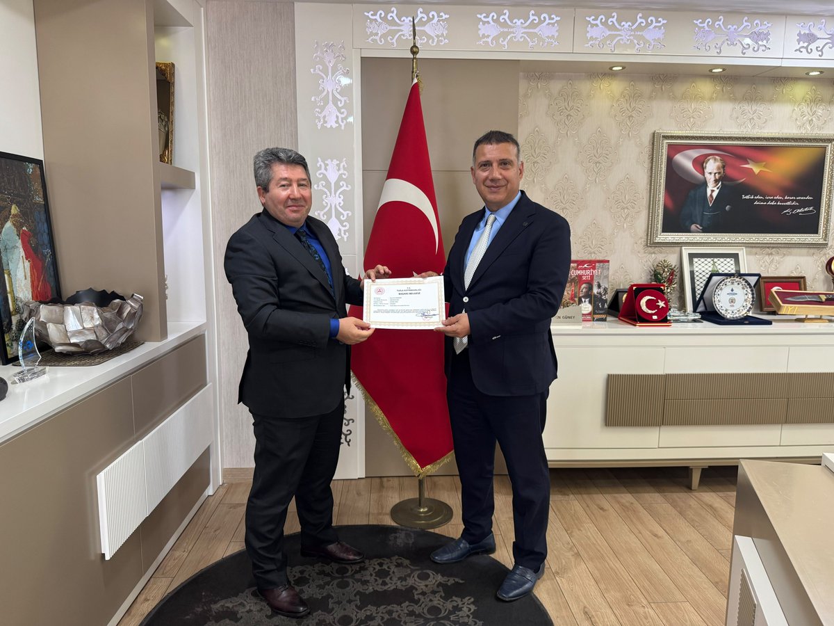 tuzlasgm's tweet photo. Kamu hizmetlerinin etkin ve verimli şekilde yürütülmesine katkı sunan, başta Merkez Müdürümüz Sn. Adem Koç olmak üzere; personellerimizden Salih Arı, Sevinç Demirci, Nazan Gedikli ve Mustafa Özdemir'e; Kaymakamımız Sn. Ümit Hüseyin Güney tarafından Başarı Belgeleri taktim edildi. https://t.co/bApDnb2PKk