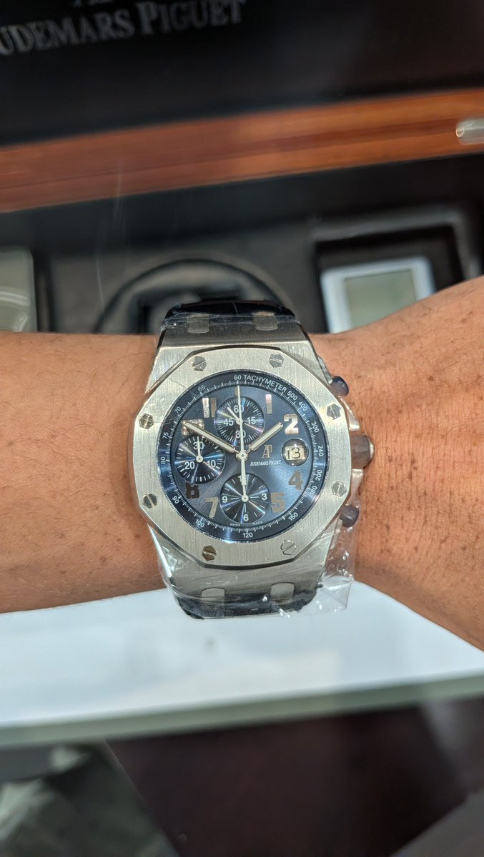 rmell_'s tweet photo. Jay Z 10th Anniversary Platinum Royal Oak Offshore (And it comes with an iPod) https://t.co/gCLYZbSRvq