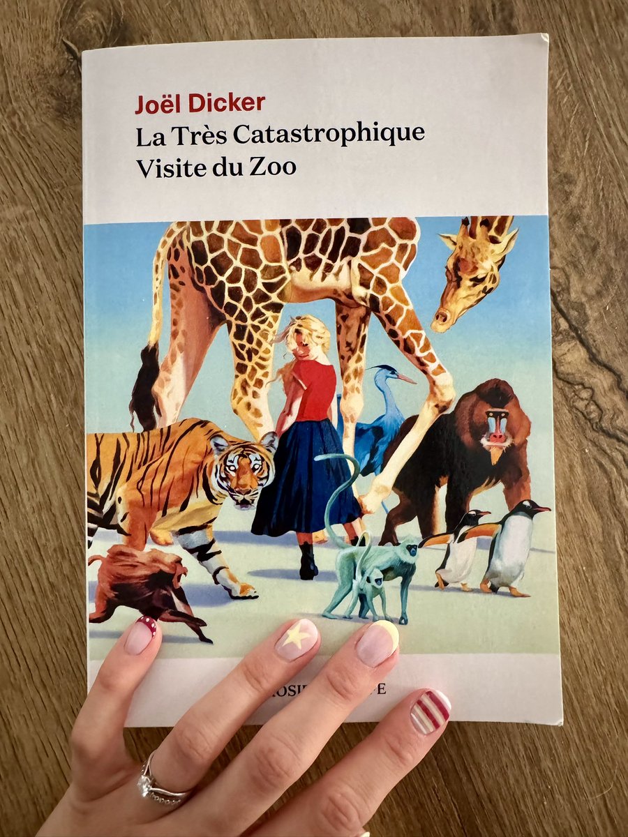 SarahAgier63's tweet photo. La Très Catastrophique Visite du Zoo de @JoelDicker 🦒A la moitié du roman, j’aime beaucoup ! https://t.co/kJR5dO3iiL