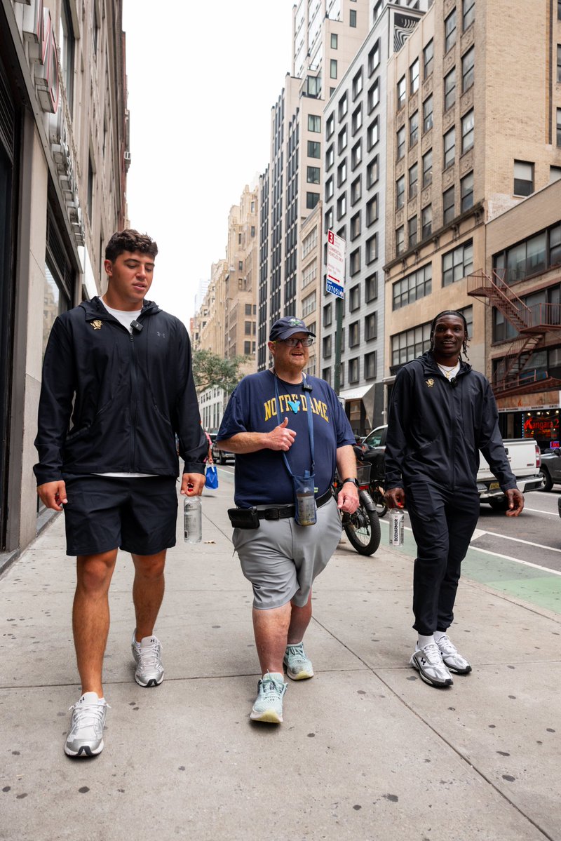 NDFootball's tweet photo. Cruising around the block with @FrankTheTankHQ 🚶‍♂️

#GoIrish☘️ https://t.co/Tqeo0Z25RM