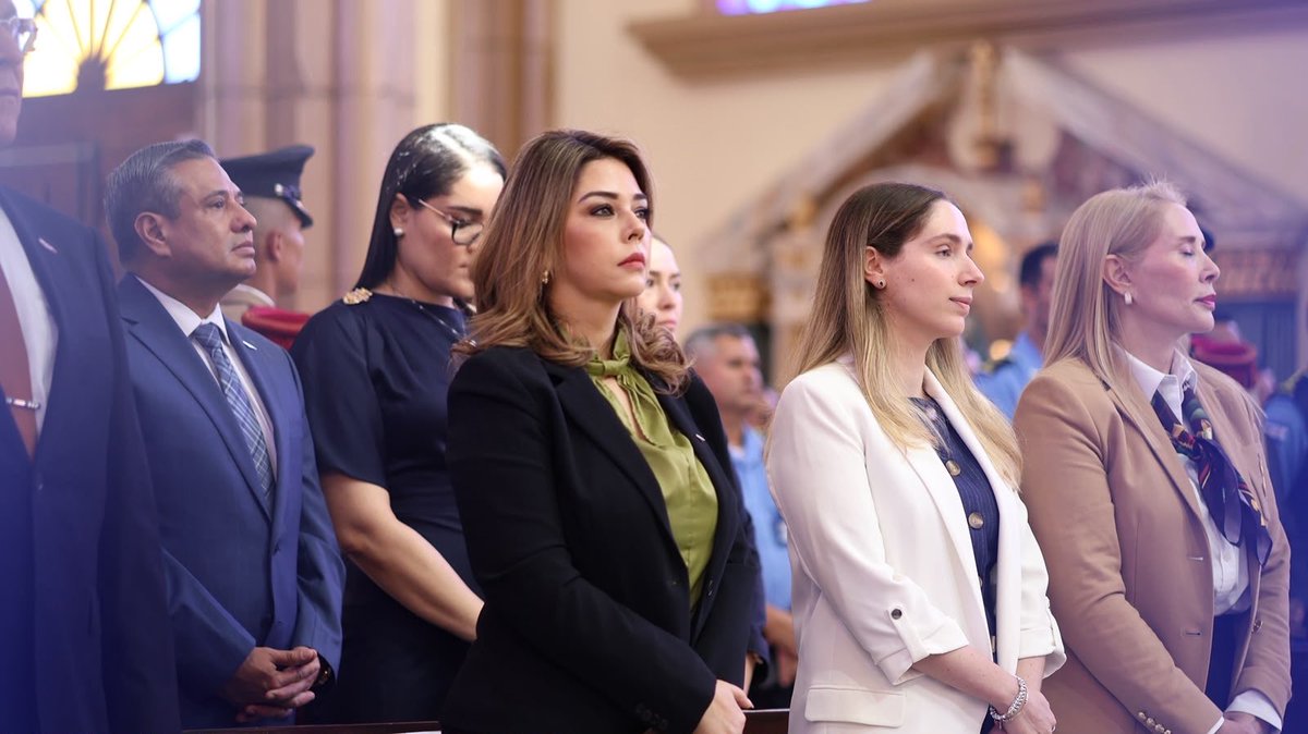 manton15's tweet photo. En el Día de la Virgen del Carmen encomendamos a nuestra Policía Nacional bajo su manto protector. Que nunca les falte su guía, fortaleza y sabiduría para servir con honor, justicia y profundo amor por Honduras. Nuestro reconocimiento y gratitud a cada hombre y mujer que dedica su vida a proteger la paz y la seguridad de nuestro pueblo. 🇭🇳🙏