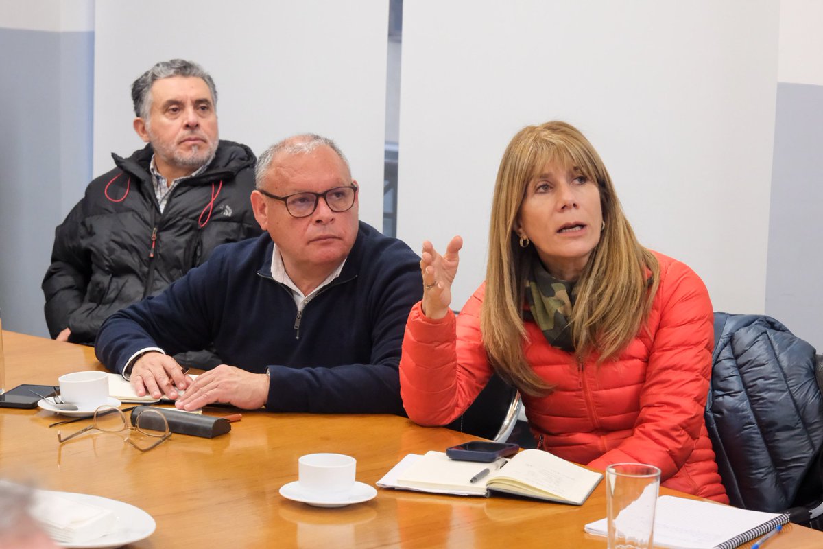 ximerincon's tweet photo. ¡Desplegados en terreno! ⚡️

Junto al subsecretario @HugoBrionesF estamos trabajando en la Región de Valparaíso junto a alcaldes y alcaldesas, el gobernador, autoridades regionales y compañías eléctricas para asegurar que se apliquen todas las medidas preventivas y as�� evitar cortes de luz en la zona.

Este despliegue se replica en todo el país junto a nuestros seremis, que están #TrabajandoParaUsted con un objetivo claro: que este frente climático afecte a la menor cantidad posible de familias.

Porque #ChileTeCuida.