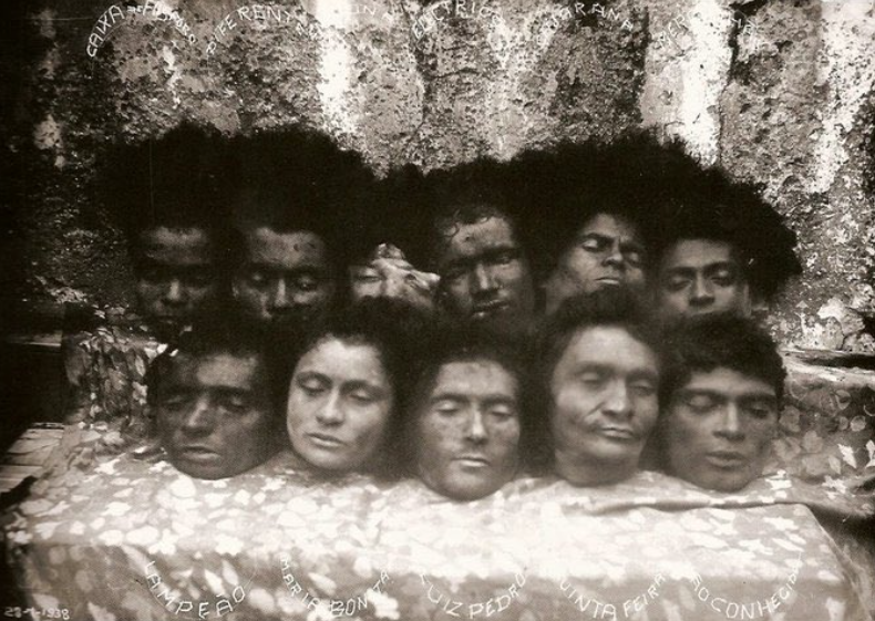 FotosDeFatos's tweet photo. Imagem forte: Cabeças dos cangaceiros do bando de Virgulino Ferreira da Silva, o Lampião, expostas em Santana do Ipanema-AL, 1938. ©Sociedade do Cangaço

As cabeças de Lampião e Maria Bonita estão na fila de baixo, da esquerda para a direita, primeira e segunda respectivamente. https://t.co/w3OmZW4aOY