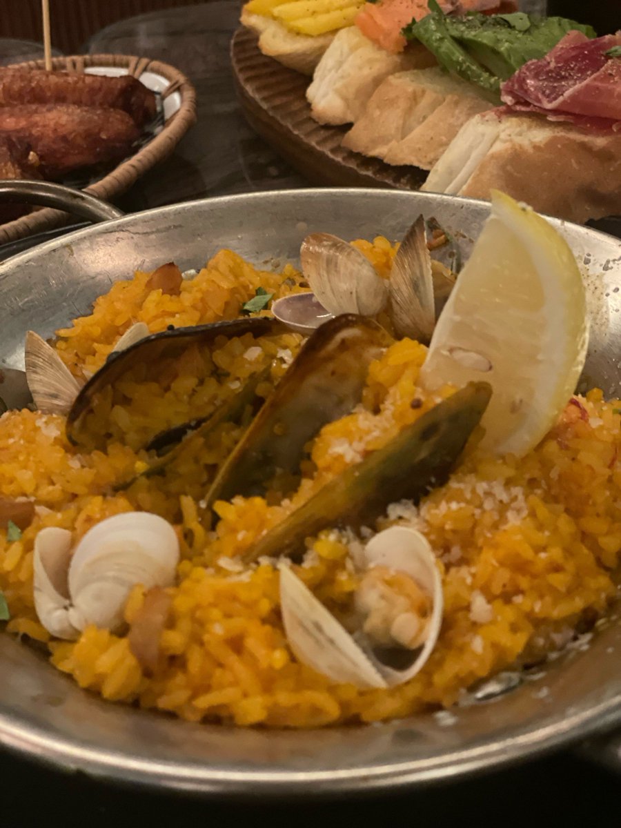 Raulization's tweet photo. Just spent the whole afternoon wandering the sun-dappled lanes of this tiny coastal town—fresh oysters, sea breeze, and zero plans. Pure magic.， https://t.co/Swe4bDrKJr