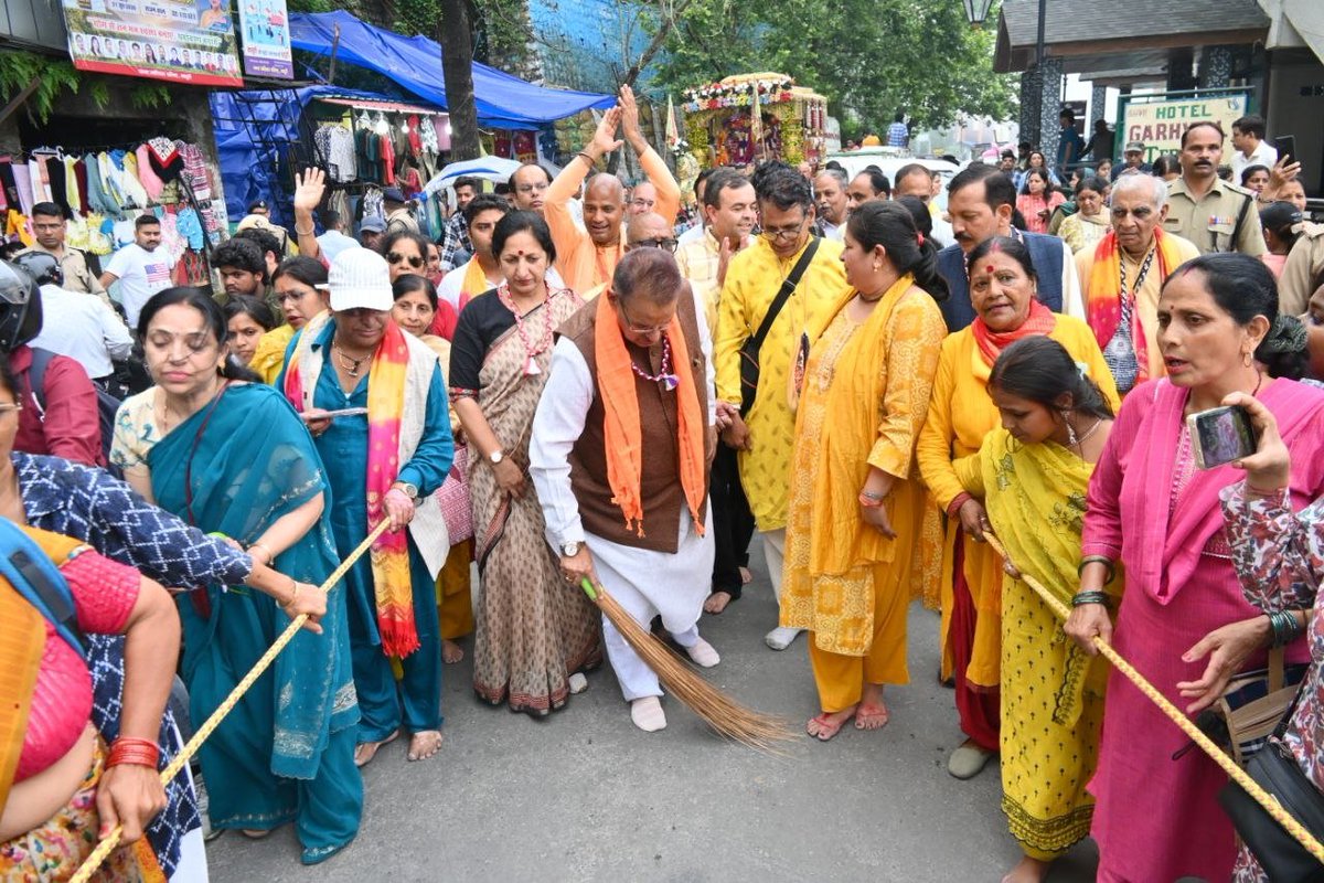 ganeshjoshibjp's tweet photo. आज मसूरी एवं हाथीबड़कला, देहरादून में आयोजित भगवान श्री जगन्नाथ जी की भव्य रथ यात्रा में सम्मिलित होने और महाप्रभु जगन्नाथ, भ्राता बलभद्र एवं माता सुभद्रा जी के दर्शन-पूजन का परम सौभाग्य प्राप्त हुआ। https://t.co/Z13uHGEPvc
