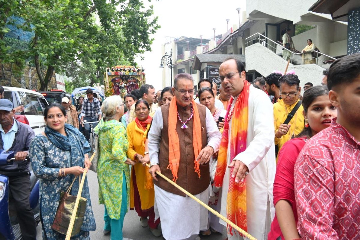 ganeshjoshibjp's tweet photo. श्रद्धालुओं के भक्तिमय 'जय जगन्नाथ' के जयघोष से पूरा वातावरण अत्यंत दिव्य और अलौकिक हो उठा। महाप्रभु से यही प्रार्थना है कि उनका आशीर्वाद आप सभी पर सदैव बना रहे और सभी का जीवन उत्तम स्वास्थ्य, सुख एवं अटूट समृद्धि से परिपूर्ण हो। https://t.co/MhZV5Z5Tbj