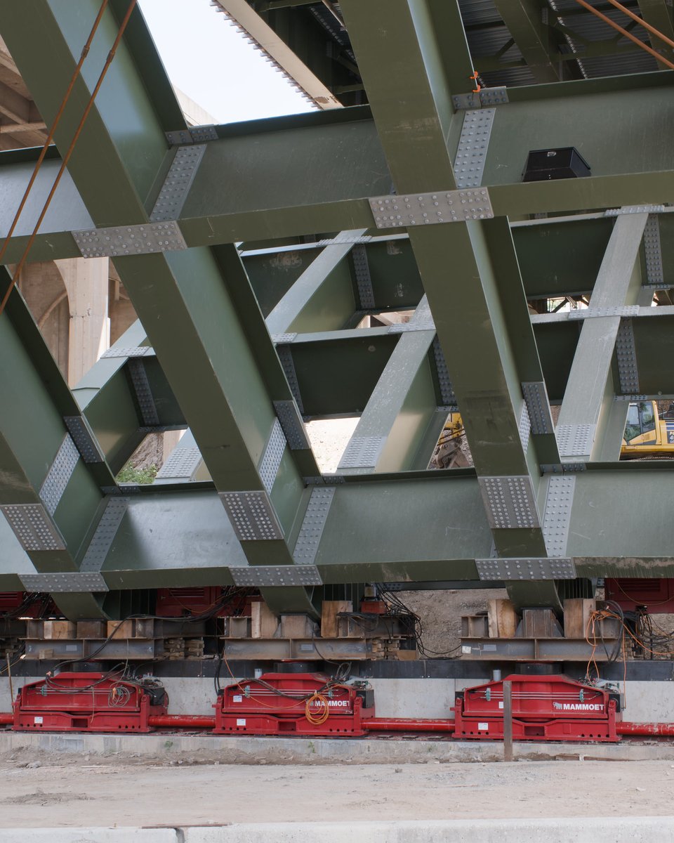 rareledger's tweet photo. PennDOT says Pittsburgh’s new Commercial Street Bridge will be slid sideways onto I-376’s existing alignment. Cap'n Refsmmat, CC BY 4.0; cropped.

Source: https://t.co/lptwQfuCU9 https://t.co/Q7dkB4BeFc