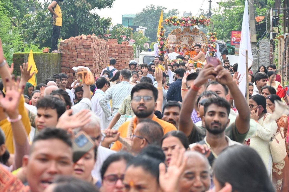 ganeshjoshibjp's tweet photo. श्रद्धालुओं के भक्तिमय 'जय जगन्नाथ' के जयघोष से पूरा वातावरण अत्यंत दिव्य और अलौकिक हो उठा। महाप्रभु से यही प्रार्थना है कि उनका आशीर्वाद आप सभी पर सदैव बना रहे और सभी का जीवन उत्तम स्वास्थ्य, सुख एवं अटूट समृद्धि से परिपूर्ण हो। https://t.co/MhZV5Z5Tbj