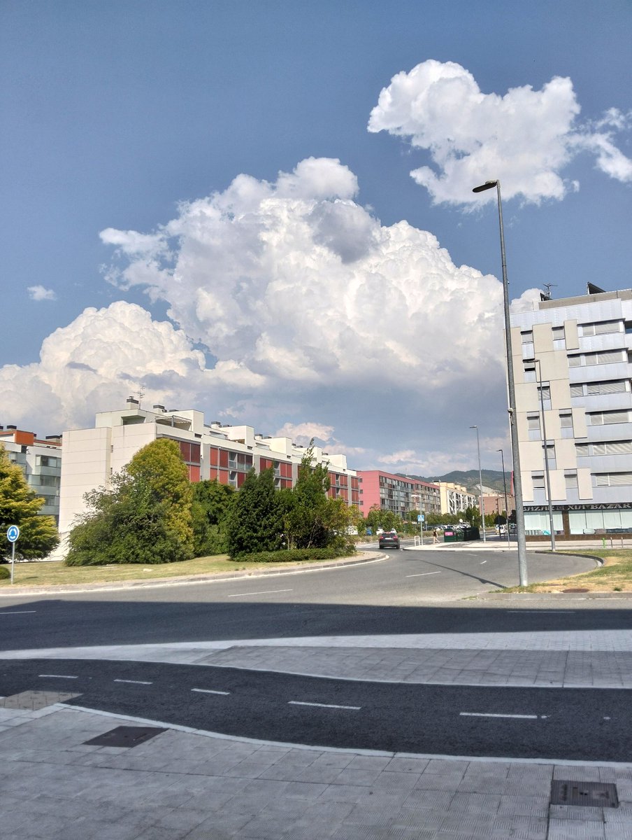 mikelerd77's tweet photo. Nubes acercándose a  #Sarriguren
@AEMET_Navarra https://t.co/DKaEae9r9B