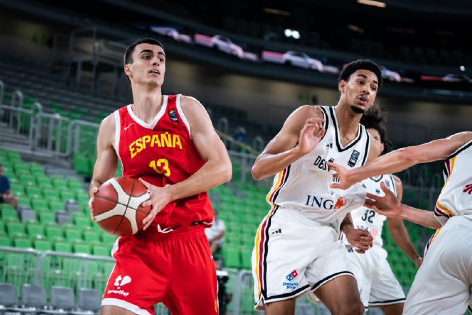 oviedocb's tweet photo. ¡La #U20M 🇪🇸  alcanza las semifinales!

Un pasito más, chicos. 💪

Vamos, @Jorgeariias__ 🙌

#alimerkaocb
#yosoyocb
#almaocb🏀💙 https://t.co/fO4ER8uAS3