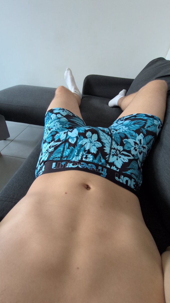 T6719_'s tweet photo. Y'a des kiffeurs sur mon X ? 🔍
Plutôt team 🩳 ou 🧦? https://t.co/PDbQnJgbgL