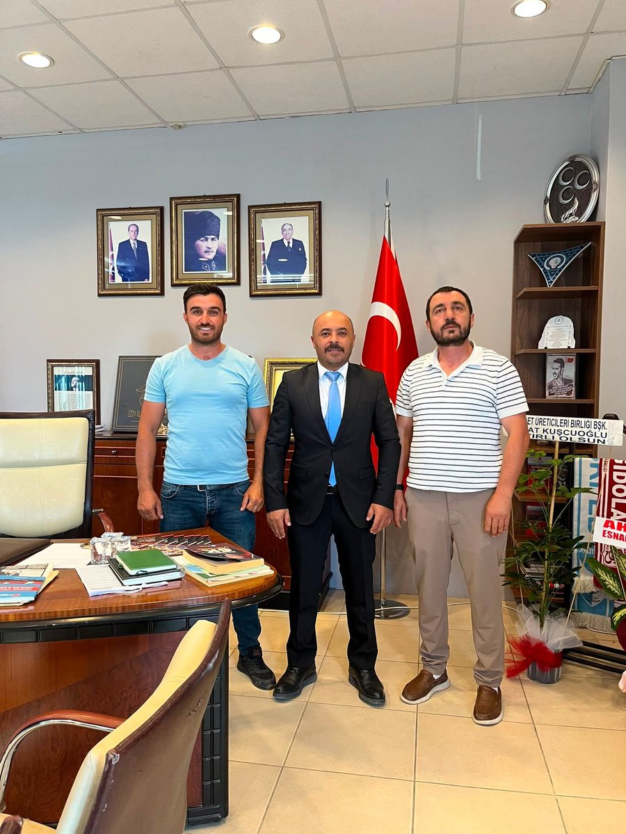 Sarkisla_mhp's tweet photo. Yeşil Işık Sürücü Kursu sahibi Mehmet SIĞIRCI ve kardeşi Kadim SIĞIRCI'ya nazik ziyaretleri için teşekkür ederiz. https://t.co/2RwHh3TqRa