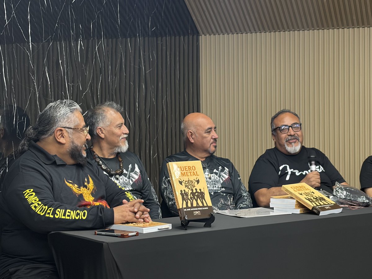 rioaxaca's tweet photo. #Oaxaca CELEBRAN 40 AÑOS DE HISTORIA DE CUERO Y METAL

*Presentan libro y concierto conmemorativo de la legendaria banda oaxaqueña de heavy metal.

@Territorioscore 

Hablar del heavy metal mexicano sin mencionar a la banda oaxaqueña Cuero y Metal es prácticamente imposible. Fundada en 1984, su primera alineación estuvo integrada por Miguel Ángel Cortés Corpus en el bajo, Fernando José Liévano Woolrich y Pedro Marmolejo en las guitarras, Marco Tulio Licea en la voz y Fernando Fernández "Fena" en la batería.

Cuero y Metal es considerada la banda de heavy metal más emblemática en la historia de Oaxaca, gracias a temas que se convirtieron en auténticos himnos del género, como Escuadrón de la Muerte, Poder Mortal y Gritarás al Viento, canciones que marcaron a toda una generación durante la década de los ochenta.

Con motivo del 40 aniversario de la grabación de su mítico EP homónimo, registrado en 1986 e integrado por temas clásicos como La Venganza y Poder Mortal, fue presentado el libro "Cuero y Metal", escrito por el Dr. José Antonio Pérez Ramos, director general de la firma Manejo de Recursos y Controles Inteligentes (MRCI), ampliamente reconocido también por su respaldo al deporte en Oaxaca.

En esta faceta poco conocida como escritor, Pérez Ramos narra el surgimiento de Cuero y Metal, explora la poética y la filosofía del metal mexicano, y recupera las memorias de este movimiento musical, entre otros temas que reconstruyen una parte fundamental de la historia del rock pesado en México.

El autor revive además su acercamiento al metal oaxaqueño cuando, siendo estudiante de la Licenciatura en Contaduría y Administración de la UABJO, conoció a Miguel Ángel Cortés Corpus, fundador de Cuero y Metal. 

Desde entonces ha seguido de cerca la evolución del género, tanto en Oaxaca como en el resto del país.
Como parte de esa historia, el Dr. Pérez Ramos formó parte del equipo organizador del concierto en el que la legendaria banda Transmetal se presentó por primera vez en Oaxaca, en un escenario ubicado sobre la calle Quetzalcóatl, en el Centro Histórico. 

Aquella presentación permanece en la memoria de los aficionados, ya que en ese mismo evento también participó Cuero y Metal.
Aunque las presentaciones en vivo de la banda fueron relativamente pocas y contó con distintas alineaciones a lo largo de los años, sus canciones nunca fueron olvidadas. 

Su legado convirtió en auténticas leyendas a sus fundadores y a quienes, desde diferentes trincheras, han contribuido a preservar su historia, entre ellos Alejandro Blanco (†), Jesús Gopar Arrazola "El Hebreo", Fernando Liévano, Jorge Sánchez, Miguel Ángel Cortés Corpus, Luis Trujillo, entre otros.

En su libro, Pérez Ramos afirma sobre la agrupación: «Cuero y Metal no fue solo una banda ni un mero conjunto de canciones que se escuchaban y se olvidaban. Fue, en su esencia más pura y profunda, una declaración contundente: un manifiesto ruidoso que se alzaba contra la opresión social, la apatía colectiva y la inercia cultural».

Como parte de la conmemoración de este 40 aniversario, el próximo sábado 18 de julio se llevará a cabo el concierto "Rompiendo el Silencio", en Terraza del Cielo, ubicada en Aldama 105, Centro, Oaxaca.

El espectáculo reunirá a una destacada alineación de músicos oaxaqueños de amplia trayectoria, encabezada por el fundador de Cuero y Metal, Miguel Ángel Cortés Corpus. 

El repertorio incluirá los temas más emblemáticos de la agrupación y contará con la participación de Erika Ruiz en la voz; Josh Gabriel Fernández en los teclados; Fernando Fernández González, "Fena", y Andrés López, "Lora", en la batería; además de Felipe Pérez Ramos y Ebed Perea en las guitarras.