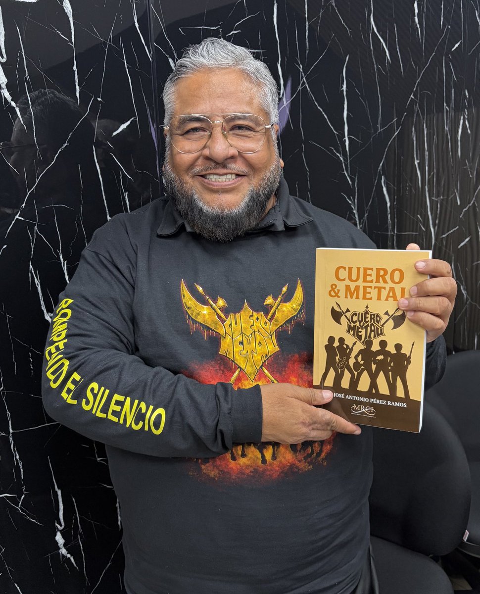 rioaxaca's tweet photo. #Oaxaca CELEBRAN 40 AÑOS DE HISTORIA DE CUERO Y METAL

*Presentan libro y concierto conmemorativo de la legendaria banda oaxaqueña de heavy metal.

@Territorioscore 

Hablar del heavy metal mexicano sin mencionar a la banda oaxaqueña Cuero y Metal es prácticamente imposible. Fundada en 1984, su primera alineación estuvo integrada por Miguel Ángel Cortés Corpus en el bajo, Fernando José Liévano Woolrich y Pedro Marmolejo en las guitarras, Marco Tulio Licea en la voz y Fernando Fernández "Fena" en la batería.

Cuero y Metal es considerada la banda de heavy metal más emblemática en la historia de Oaxaca, gracias a temas que se convirtieron en auténticos himnos del género, como Escuadrón de la Muerte, Poder Mortal y Gritarás al Viento, canciones que marcaron a toda una generación durante la década de los ochenta.

Con motivo del 40 aniversario de la grabación de su mítico EP homónimo, registrado en 1986 e integrado por temas clásicos como La Venganza y Poder Mortal, fue presentado el libro "Cuero y Metal", escrito por el Dr. José Antonio Pérez Ramos, director general de la firma Manejo de Recursos y Controles Inteligentes (MRCI), ampliamente reconocido también por su respaldo al deporte en Oaxaca.

En esta faceta poco conocida como escritor, Pérez Ramos narra el surgimiento de Cuero y Metal, explora la poética y la filosofía del metal mexicano, y recupera las memorias de este movimiento musical, entre otros temas que reconstruyen una parte fundamental de la historia del rock pesado en México.

El autor revive además su acercamiento al metal oaxaqueño cuando, siendo estudiante de la Licenciatura en Contaduría y Administración de la UABJO, conoció a Miguel Ángel Cortés Corpus, fundador de Cuero y Metal. 

Desde entonces ha seguido de cerca la evolución del género, tanto en Oaxaca como en el resto del país.
Como parte de esa historia, el Dr. Pérez Ramos formó parte del equipo organizador del concierto en el que la legendaria banda Transmetal se presentó por primera vez en Oaxaca, en un escenario ubicado sobre la calle Quetzalcóatl, en el Centro Histórico. 

Aquella presentación permanece en la memoria de los aficionados, ya que en ese mismo evento también participó Cuero y Metal.
Aunque las presentaciones en vivo de la banda fueron relativamente pocas y contó con distintas alineaciones a lo largo de los años, sus canciones nunca fueron olvidadas. 

Su legado convirtió en auténticas leyendas a sus fundadores y a quienes, desde diferentes trincheras, han contribuido a preservar su historia, entre ellos Alejandro Blanco (†), Jesús Gopar Arrazola "El Hebreo", Fernando Liévano, Jorge Sánchez, Miguel Ángel Cortés Corpus, Luis Trujillo, entre otros.

En su libro, Pérez Ramos afirma sobre la agrupación: «Cuero y Metal no fue solo una banda ni un mero conjunto de canciones que se escuchaban y se olvidaban. Fue, en su esencia más pura y profunda, una declaración contundente: un manifiesto ruidoso que se alzaba contra la opresión social, la apatía colectiva y la inercia cultural».

Como parte de la conmemoración de este 40 aniversario, el próximo sábado 18 de julio se llevará a cabo el concierto "Rompiendo el Silencio", en Terraza del Cielo, ubicada en Aldama 105, Centro, Oaxaca.

El espectáculo reunirá a una destacada alineación de músicos oaxaqueños de amplia trayectoria, encabezada por el fundador de Cuero y Metal, Miguel Ángel Cortés Corpus. 

El repertorio incluirá los temas más emblemáticos de la agrupación y contará con la participación de Erika Ruiz en la voz; Josh Gabriel Fernández en los teclados; Fernando Fernández González, "Fena", y Andrés López, "Lora", en la batería; además de Felipe Pérez Ramos y Ebed Perea en las guitarras.