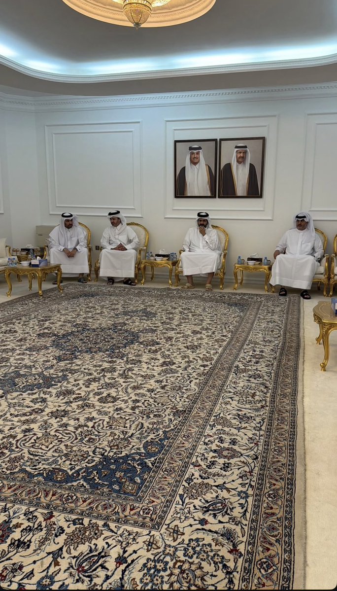 MBRAlkhater1's tweet photo. رغم مصابهم الجلل في فقيد الأمة سمو الأمير الوالد رحمه الله بواسع رحمته ورغم انشغالهم وليس ذلك بغريب عليهم ان يؤثروا على أنفسهم مشاركة الأسرة الكريمة في تقديم واجب العزاء في وفاة الوالد مبارك بن علي الخاطر رحمه الله، وليس ذلك بغريب على ممن تربوا على يد الأمير الوالد حمه الله وأسكنه فسيح جناته.
