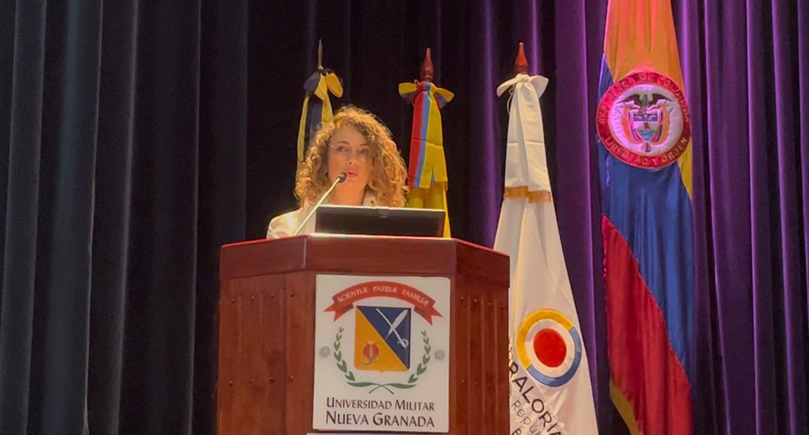 CGR_Colombia's tweet photo. 🚨En el panel "10 años de Memoria: poder, dignidad humana y construcción de paz en Colombia", realizado en @lamilitar, Victoria Eugenia Bolívar, Coordinadora General del Grupo Interno de Regalías de la @CGR_Colombia, afirmó que es necesario fortalecer la gobernanza y la articulación institucional en torno a la implementación del Acuerdo de Paz, para garantizar que los recursos de regalías se inviertan de manera eficiente en proyectos que beneficien a los territorios.

#EntreLaFirmaYLaRealidad