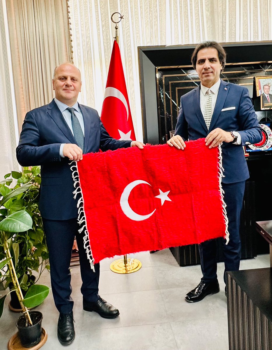 Diyarbakirmem's tweet photo. İl Milli Eğitim Müdürümüz Sn. Salih Sadoğlu ve Müdür Yardımcımız Sn. Bahattin Koceman, Siirt İl Milli Eğitim Müdürü Sn. İlhan Saz’ı makamında ziyaret ettiler.

Misafirperverlikleri için kendilerine teşekkür ederiz. 

@tcmeb @Yusuf__Tekin 
@sadoglu_salih @saz_ilhan 
@mem_siirt https://t.co/dBfaonCmwU