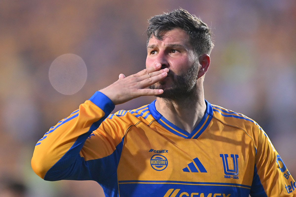 Gignacismo1's tweet photo. Hoy se jugará el primer partido sin Gignac después de 11 años, la directiva no hizo ni un comunicado, ni un video, ni un mensaje, NADA, vaya forma de despedir al mejor jugador de tu historia. https://t.co/X5zohyE5Jf
