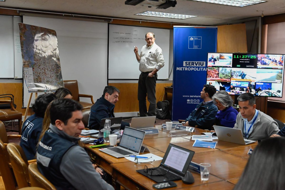 Minvu's tweet photo. Desde el Centro de Monitoreo Nacional del Minvu en el  @serviumetropolitano, el ministro Poduje monitorea el sistema frontal que afecta a 10 regiones del país. Allí encabezó una reunión nacional con los equipos de Serviu y Seremi, coordinando y revisando acciones de respuesta. 🌧️ https://t.co/Vd1rs1z3gD