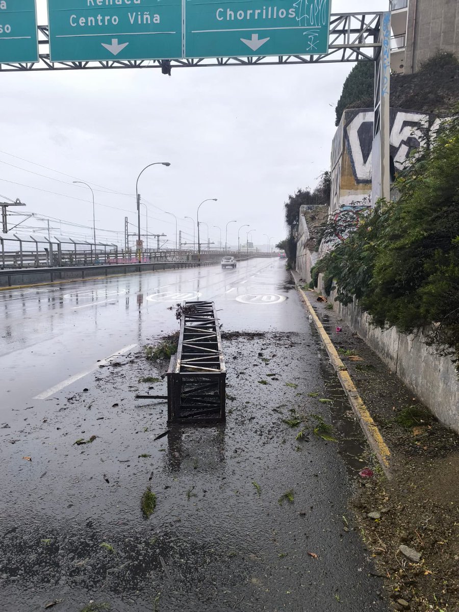 NoticiasValpoEx's tweet photo. #VIÑADELMAR #TEMPORAL🌧️🌧️🌧️

PRECAUCIÓN| Caída de estructura en Av España altura estación Recreo. https://t.co/E51m0fKFLw